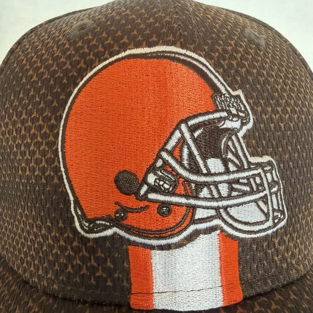 New Era Cleveland Browns Stripe Sideline 39THIRTY Stretch Flex Hat M/L Brown